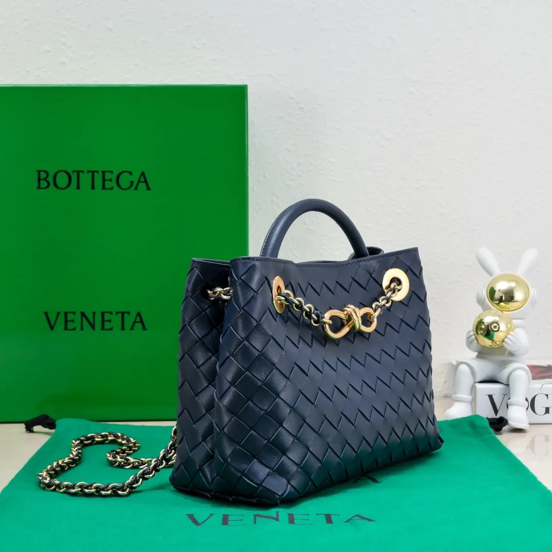 Batch 1960 BOTTEGA VENETA 2024 spring and summer new small ANDIAMO chain bag is also available! 🔥🔥I believe many friends have been waiting for a long time. The metallic chain adds a touch of sophistication to the original softness and elegance of Andiamo. The collision of classic craftsmanship and elegance creates a different kind of beauty. Style number: 6008 Size: 25*22*10.5cm